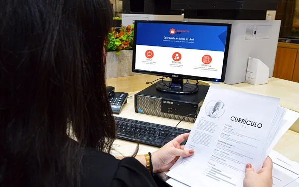 Mutirão de empregos recebe mais de 500 currículos
