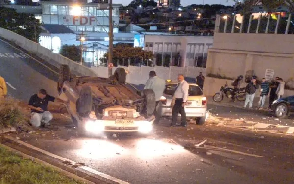 Motorista com sinais de embriaguez capota carro, foge e é preso