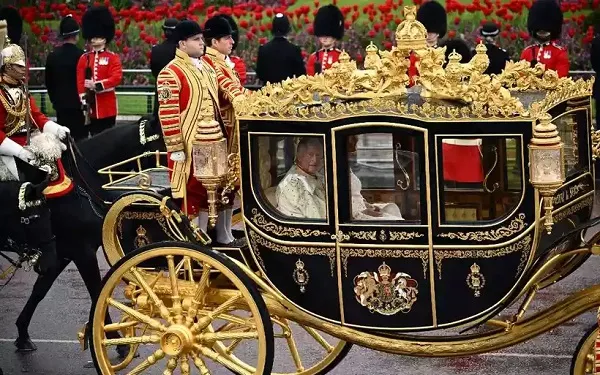 Reino Unido coroa o rei Charles III em um dia histórico