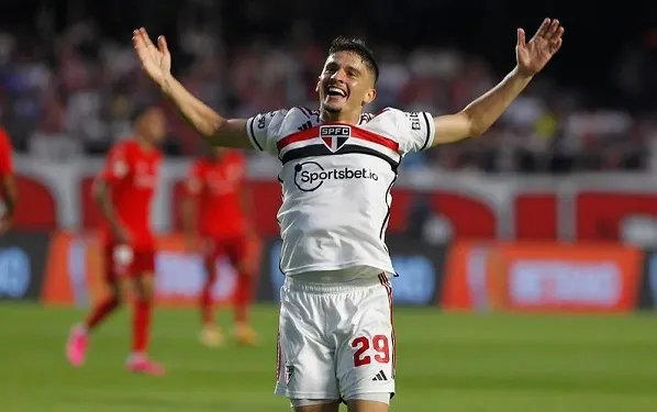 Com direito a golaço de Pablo Maia, São Paulo vence o Internacional