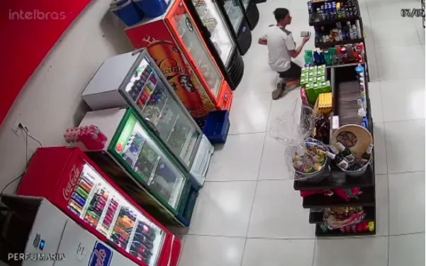 Ladrão é flagrado furtando desodorante de conveniência