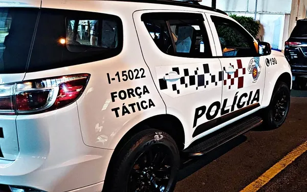 Ladrões tentam atirar em jovem durante roubo mas arma falha duas vezes