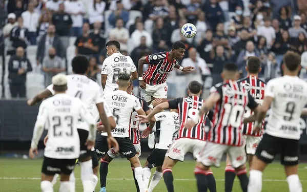 Em jogo polêmico, Corinthians empata com São Paulo em 1 a 1