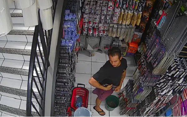 Ladrão tenta furtar faca em loja, mas é pego no flagra por funcionário
