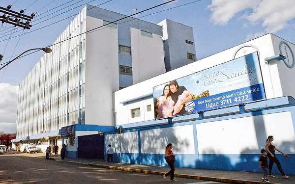 Homem sofre AVC e desde segunda aguarda transferência para Santa Casa