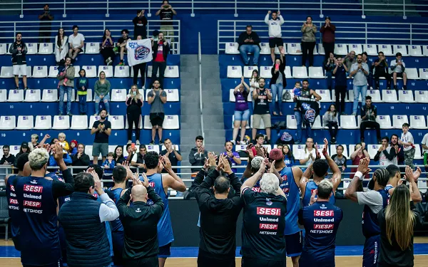 Torcida surpreende jogadores durante treino do Franca Basquete
