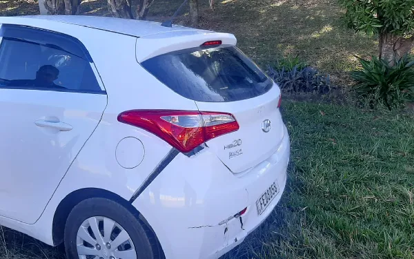 Casal fica ferido após bater moto em carro na Cândido Portinari
