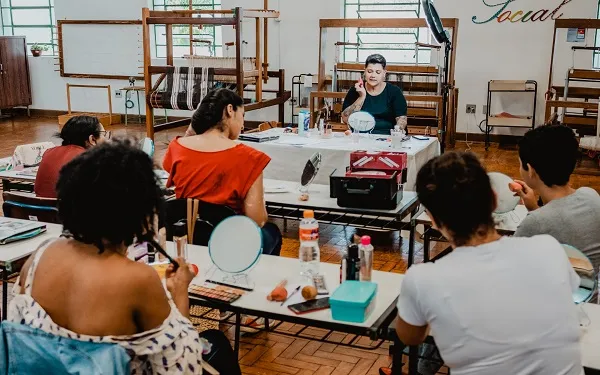 Fussol abre inscrições para automaquiagem e maquiagem profissional