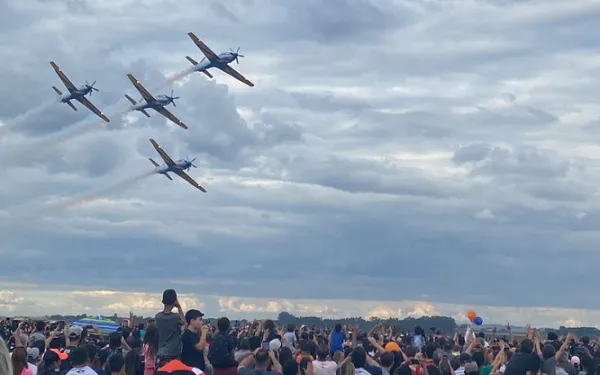 Esquadrilha da fumaça encanta multidão no AeroFranca