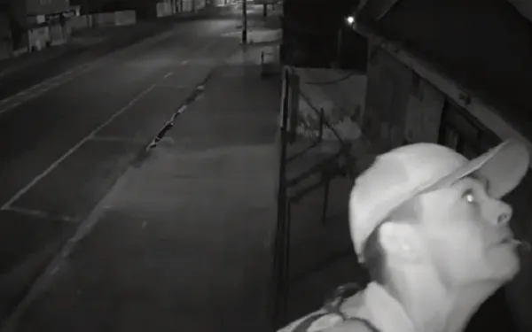 Vídeo mostra ladrão furtando fiação de salão de beleza na Av. Brasil