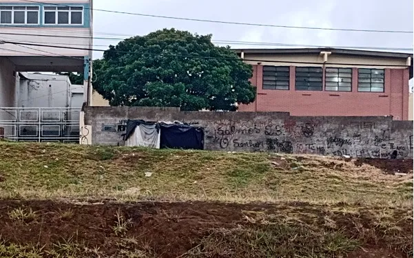 Barracas voltam a ocupar calçada em frente ao Centro Pop de Franca