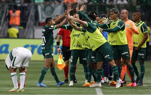 Palmeiras vence o Coritiba e segue na vice-liderança do Brasileirão