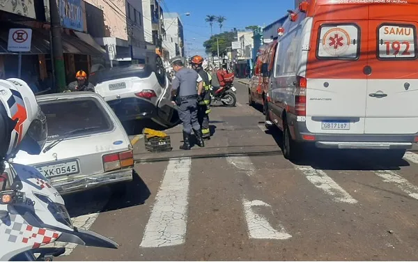 Motorista capota carro em cruzamento no Centro de Franca