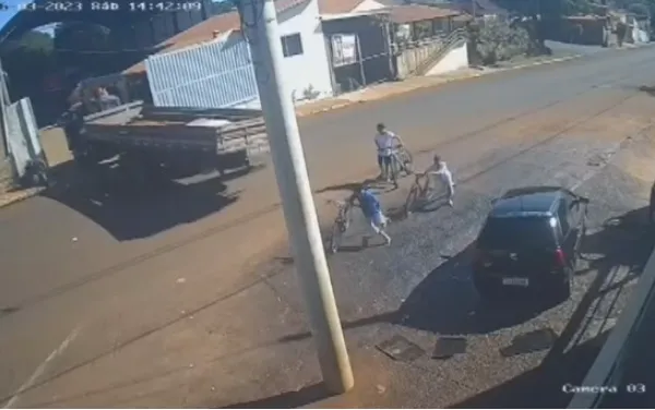 Caminhão desgovernado de ré bate em carro e quase atinge crianças