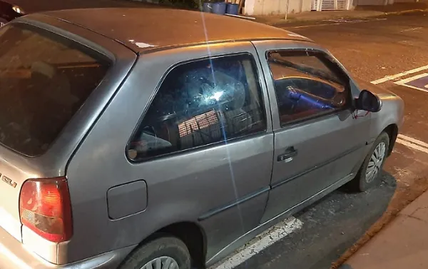 Ladrões furtam loja na Av. Brasil e abandonam carro após verem PM