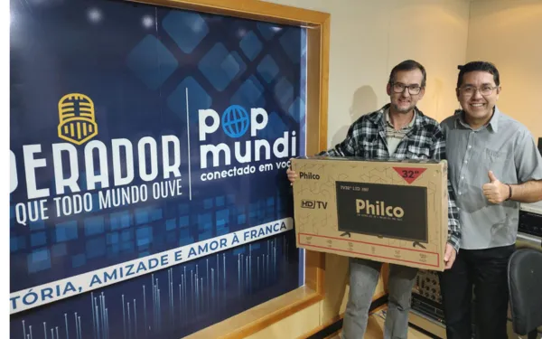 Ganhador de TV recebe prêmio das mãos do radialista Ádamo Alves