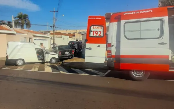 Mulher não respeita sinalização e atinge Fiorino em cruzamento