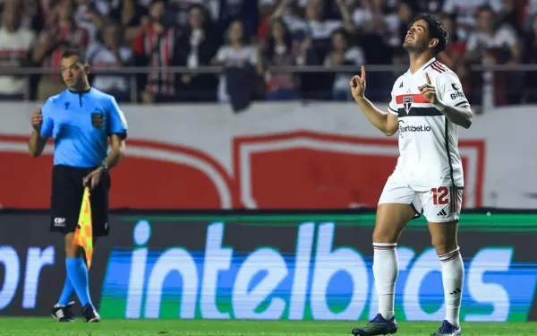 Calleri faz dois, Pato marca e São Paulo goleia o Santos no clássico
