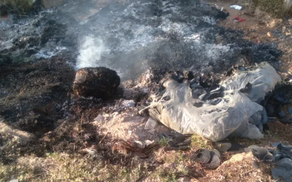 Fábricas descartam e queimam lixo em terreno em Franca