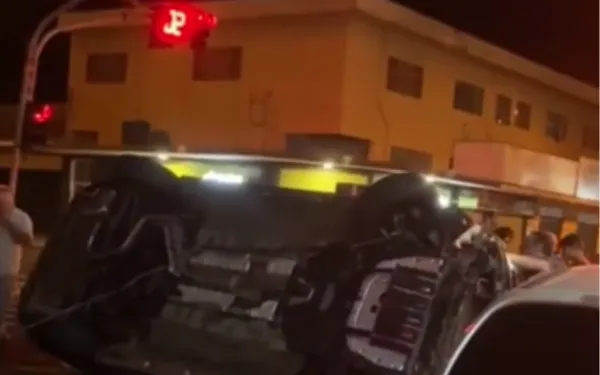 Carro capota na avenida Brasil em Franca