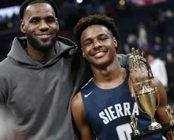 Bronny James, filho de LeBron, sofre parada cardíaca durante treino