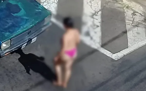 Mulher em surto faz topless e atrapalha o trânsito no centro de Franca