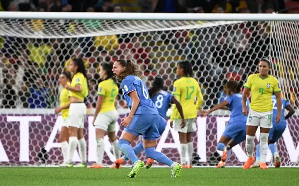 França marca no fim, vence e amplia tabu contra o Brasil