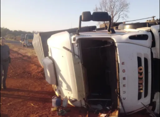 Idoso de 76 anos fica ferido após tombar caminhão em Batatais