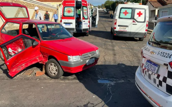 Acidente entre dois carros deixa casal de idosos feridos em Batatais