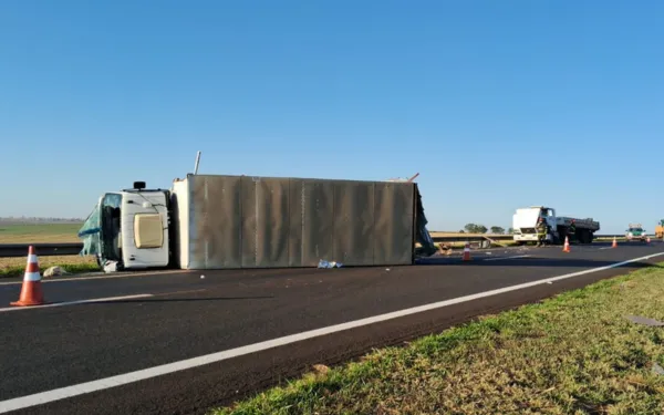Caminhão tomba após colisão traseira na rodovia Cândido Portinari