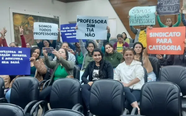 Professores fazem manifestação na Câmara Municipal de Franca