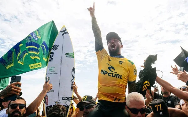 Filipe Toledo conquista bicampeonato mundial de surfe