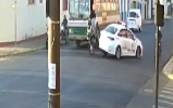 Motociclista avança sinal vermelho e colide com viatura da Polícia