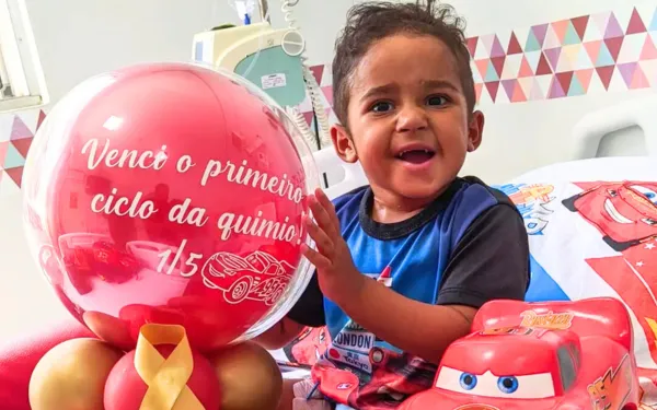 Criança de 2 anos é diagnosticada com câncer raro e família pede ajuda