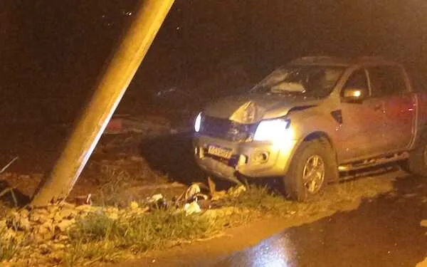 Homem bate em poste após desviar de gato