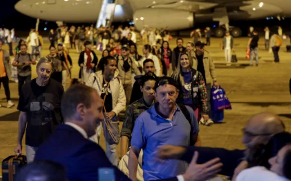 Chega a Brasília primeiro avião trazendo brasileiros de Israel