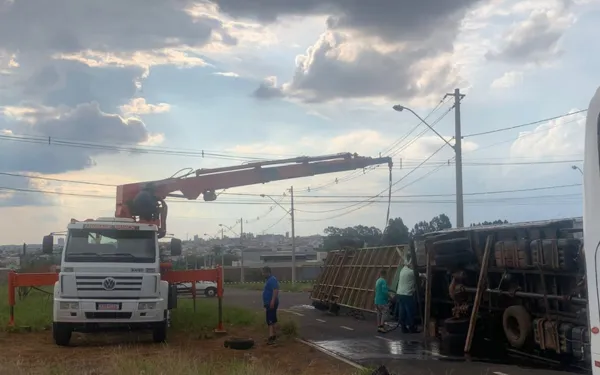Vento e chuva forte derrubam caminhão carregado com piscina em Franca