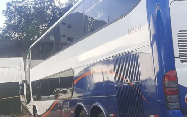 Ônibus de excursão é assaltado e passageiros são feitos reféns