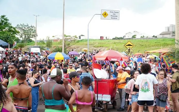 Parada LGBT+ reúne mais de 5 mil pessoas em Uberaba