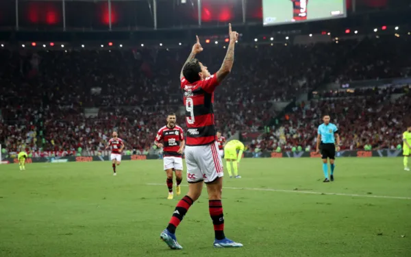 Flamengo derrota Palmeiras e mantém vivo sonho por título
