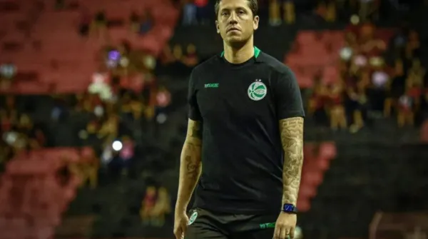 Thiago Carpini, quem é o técnico sondado para assumir o Santos?