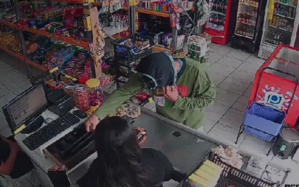 Ladrão usa cueca para encobrir rosto durante assalto em Franca
