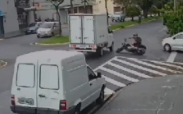 Motociclista não respeita sinalização e é atingido por caminhão