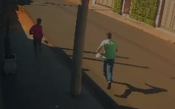 Idoso de 78 anos é agredido e assaltado em plena luz do dia; VÍDEO