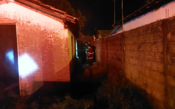 Casa ocupada por moradores de rua pega fogo e assusta vizinhança