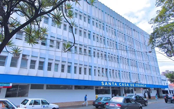 Homem é encontrado em rodovia com lesão no ânus e morre na Santa Casa