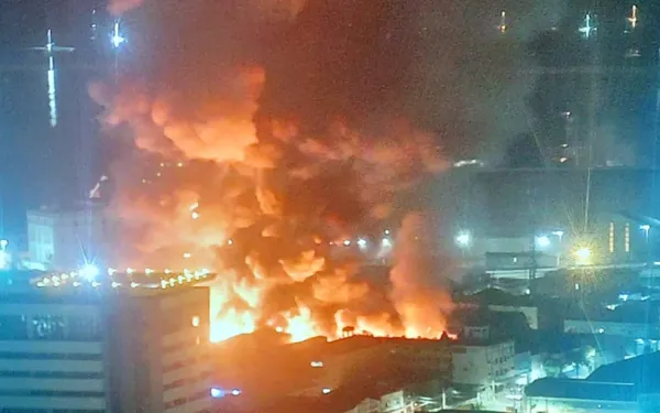Incêndio de grandes proporções destrói galpão em Santos