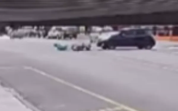 Carro avança cruzamento e atinge motociclista na Av. Brasil em Franca