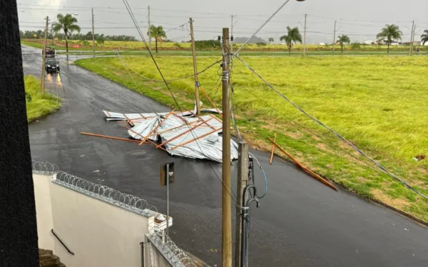 Telhado é arremessado e cai em fiação elétrica na zona oeste
