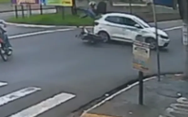 Motorista não respeita semáforo e fecha entregador em avenida